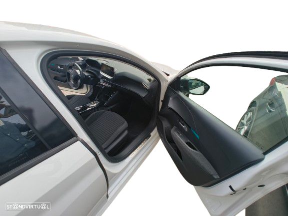 Peugeot e-208 Allure - 12