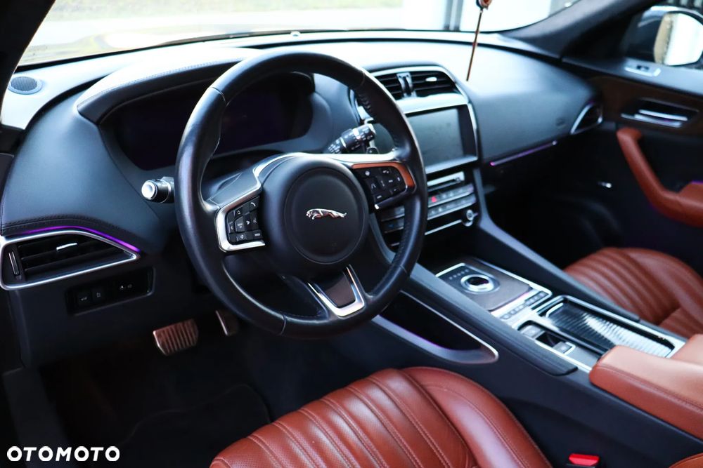 Jaguar F-Pace 25t AWD R-Sport - 8