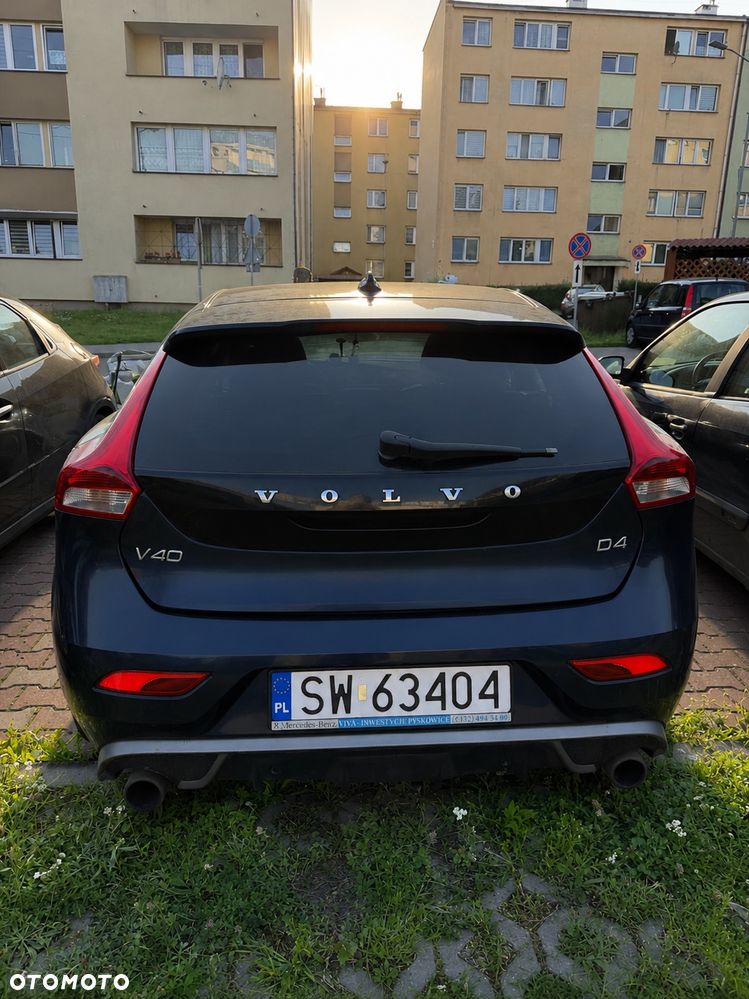 Volvo V40 D4 R-Design - 3