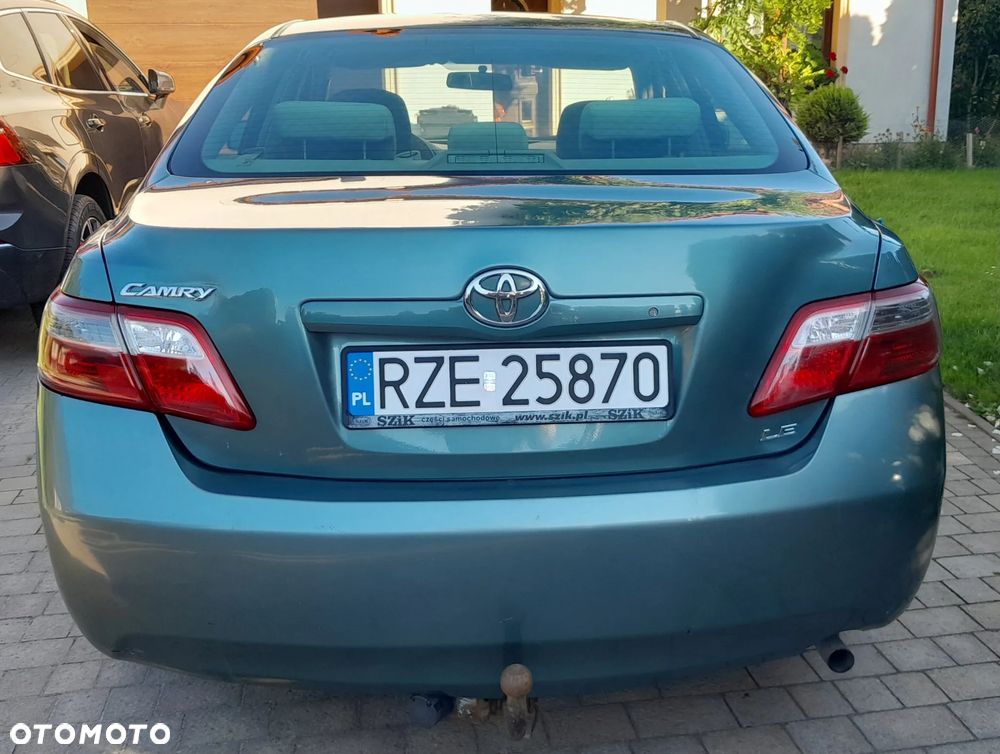 Toyota Camry - 4