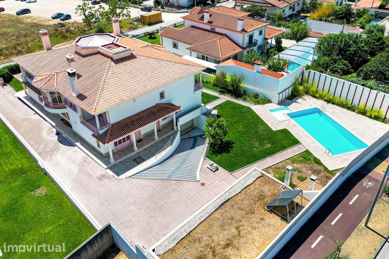 Moradia T6 de Prestígio com Piscina e Jardim no Centro de Pombal - Grande imagem: 4/44