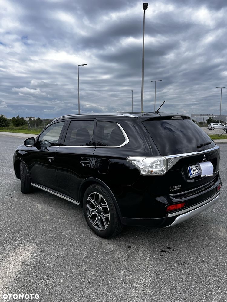 Mitsubishi Outlander - 2