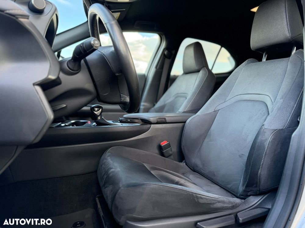 Lexus UX 250h (E-FOUR) Business Edition - 12