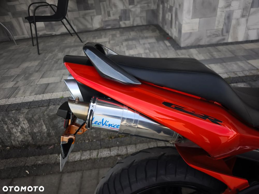 Suzuki GSR - 18