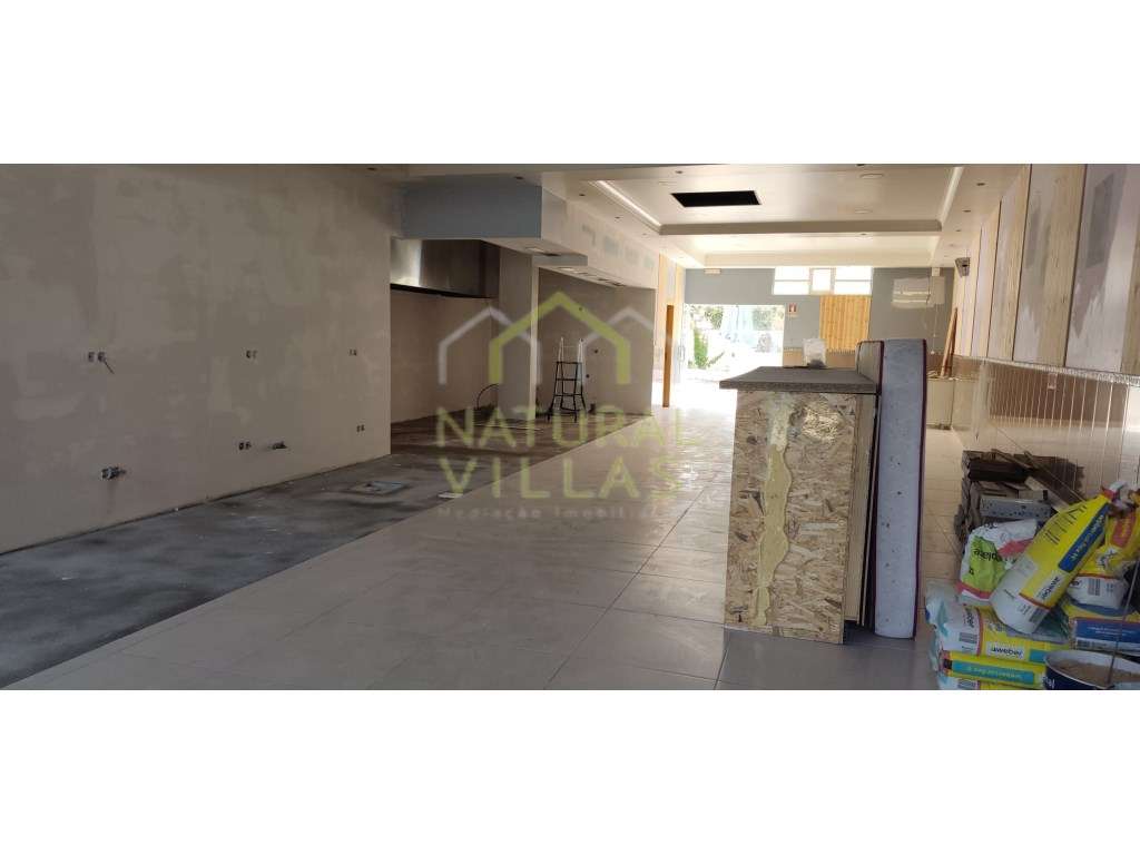 Espaço com área exterior próximo ao Hospital de Faro - Grande imagem: 3/7