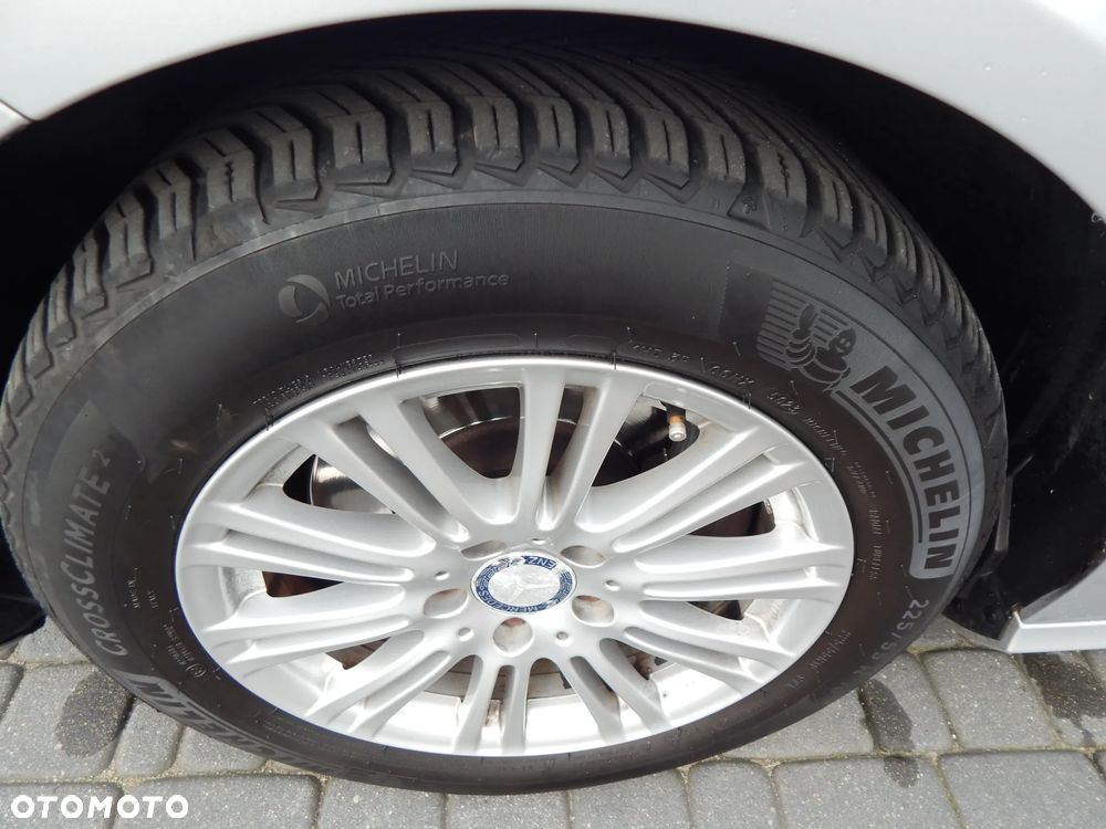 Mercedes-Benz Klasa E 250 BlueEFFICIENCY 7G-TRONIC Elegance - 26