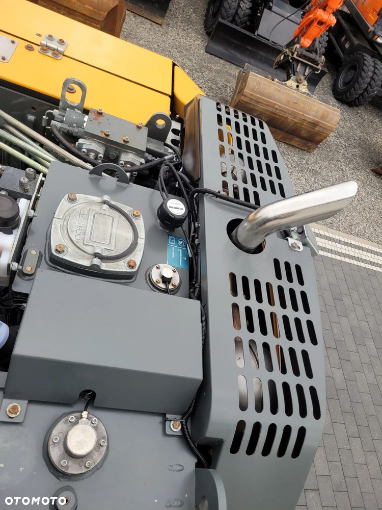 Liebherr A910 compact / 3 łyżki + widły / 2018rok / 2 x pług / - 19