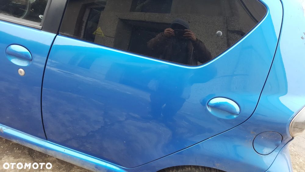 DRZWI LEWY TYŁ TOYOTA AYGO I LIFT 5D 12-14 LAK. 8U7 - 2