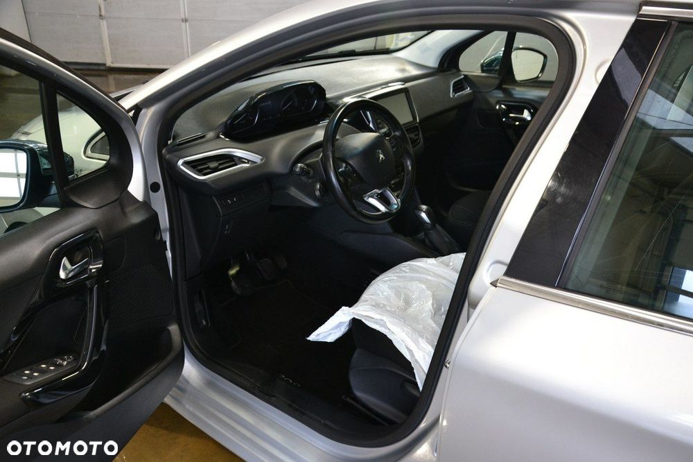 Peugeot 208 - 18
