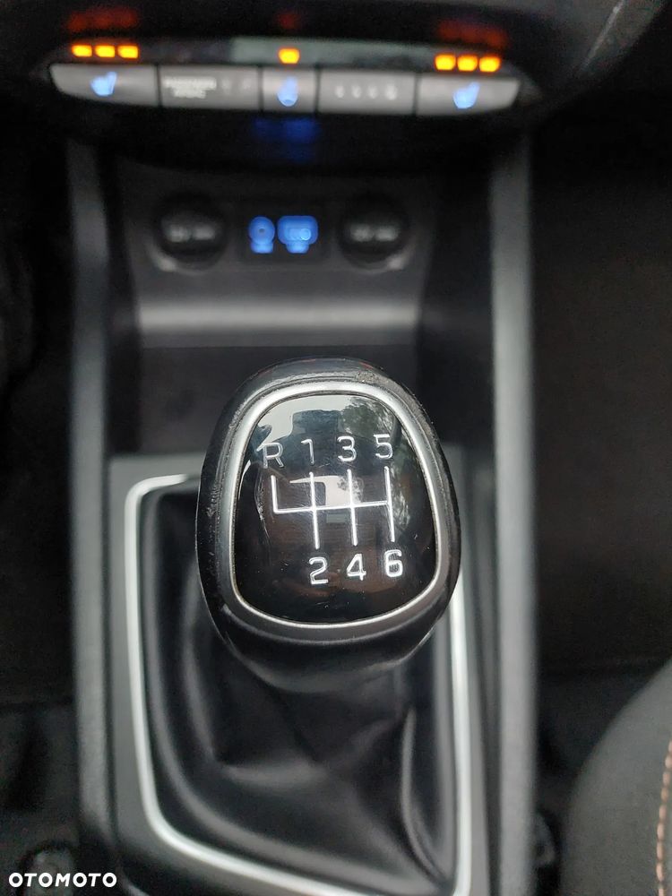 Hyundai i20 1.4 YES Gold - 33