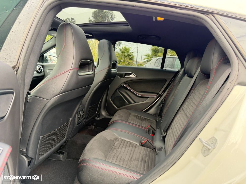 Mercedes-Benz CLA 180 d Shooting Brake AMG Line - 32
