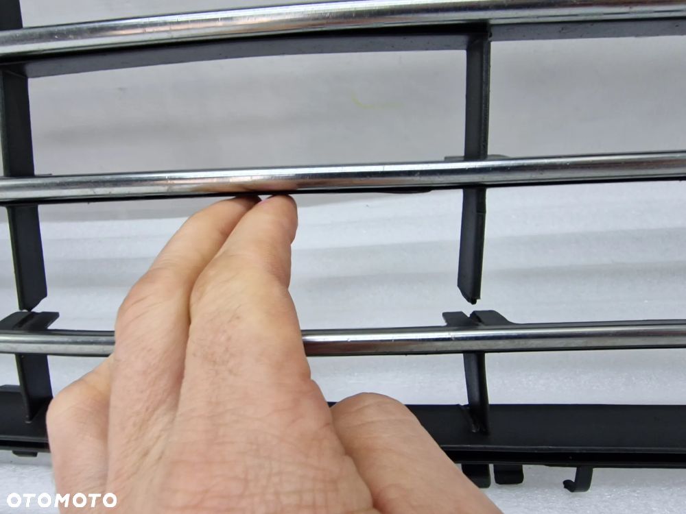 FORD GALAXY MK2 LIFT 09-15 Z CHROMAMI KRATKA ŚRODKOWA ZDERZAKA PRZEDNIEGO , NR AM21-17B968-AC , NR AUKCJI K144 - 13