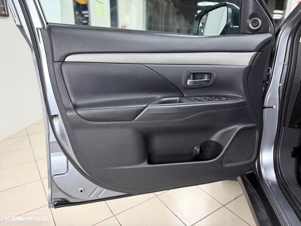 Mitsubishi Outlander 2.2 DI-D Instyle Navi AT 4WD - 13