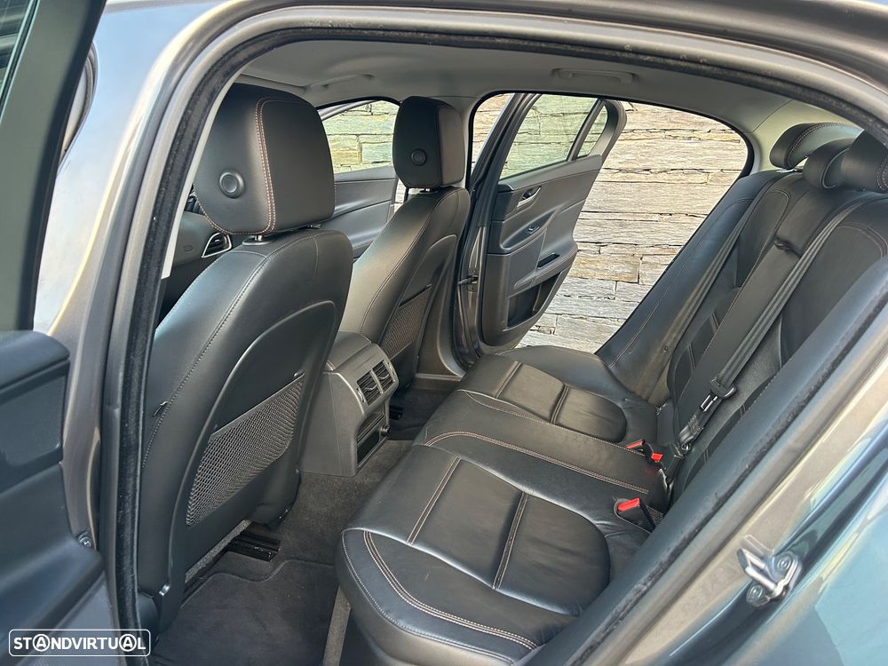 Jaguar XE 2.0 D Portfolio - 14