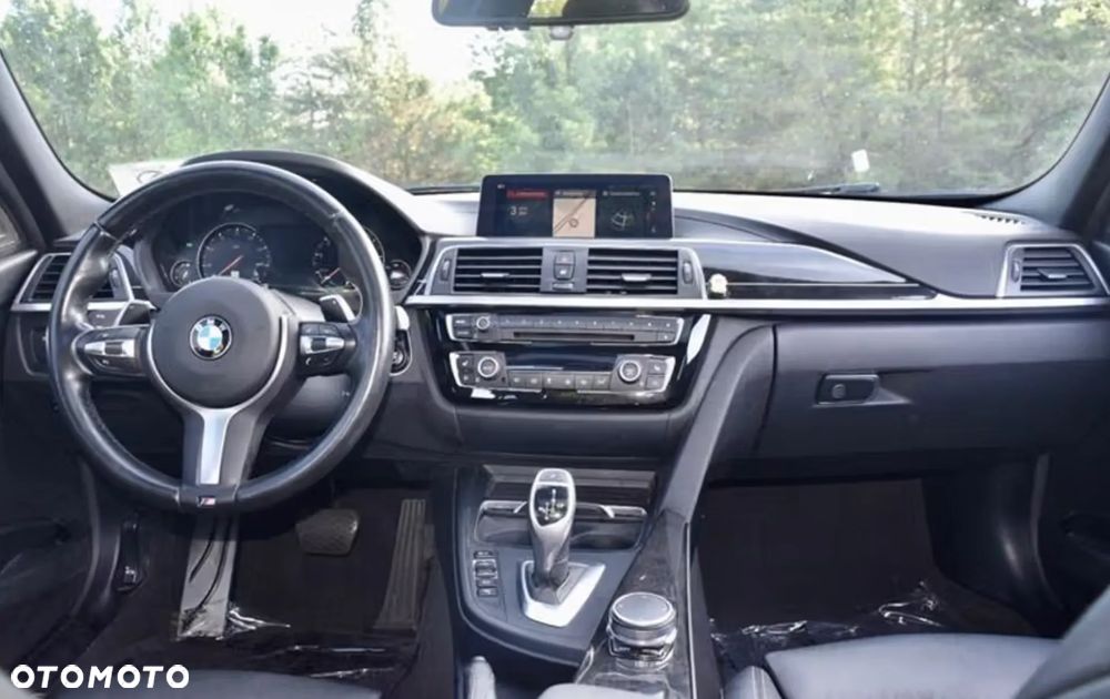 BMW Seria 3 330i xDrive - 13