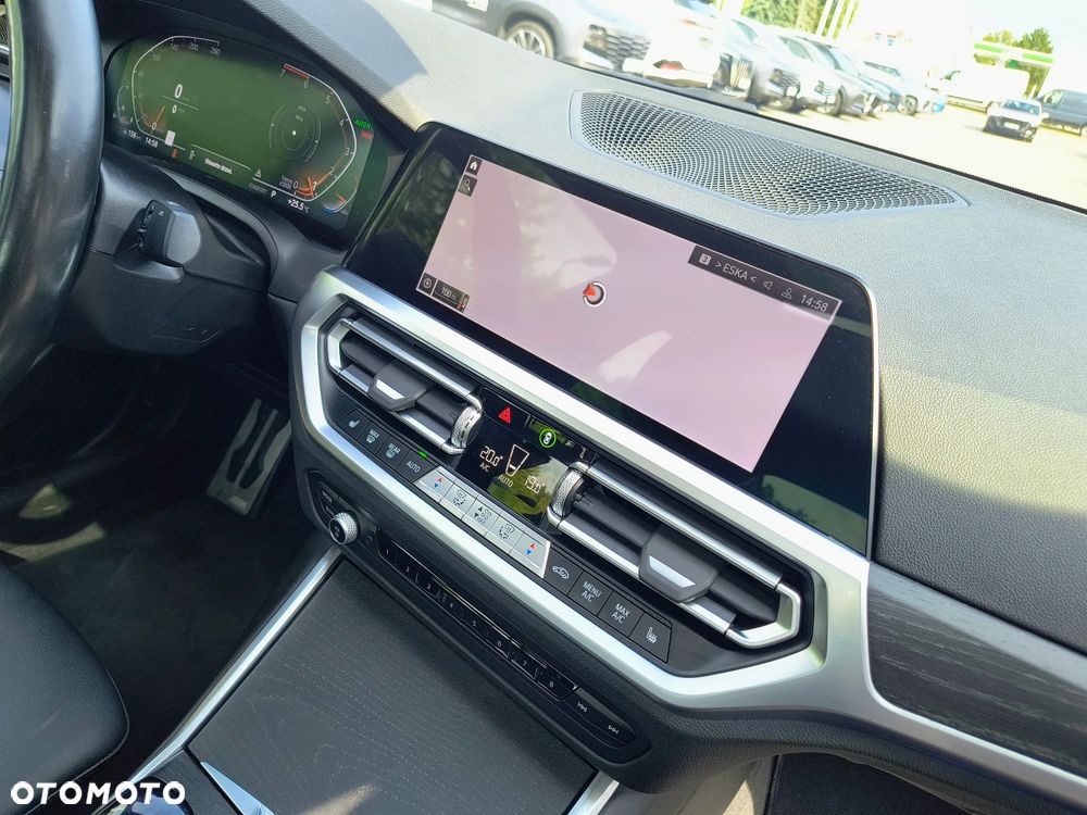 BMW Seria 3 330i xDrive M Sport - 18