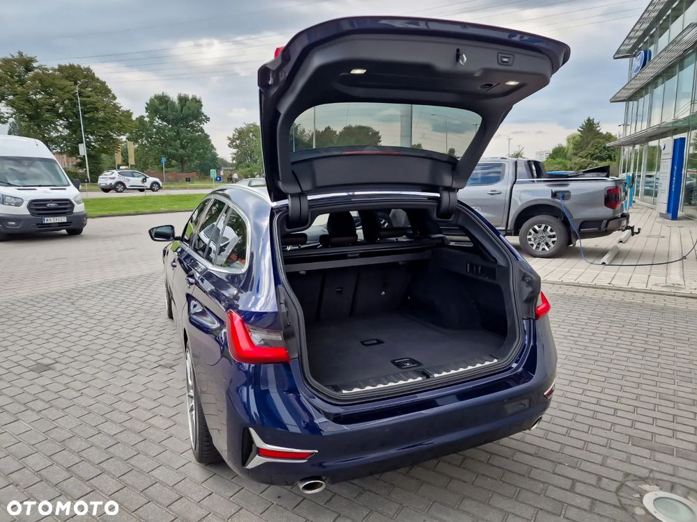 BMW Seria 3 320d xDrive mHEV - 21