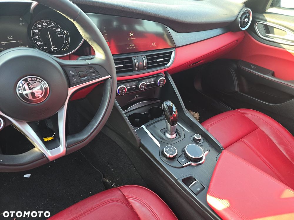 Alfa Romeo Giulia 2.0 Turbo 16V AT8-Q4 Ti - 11