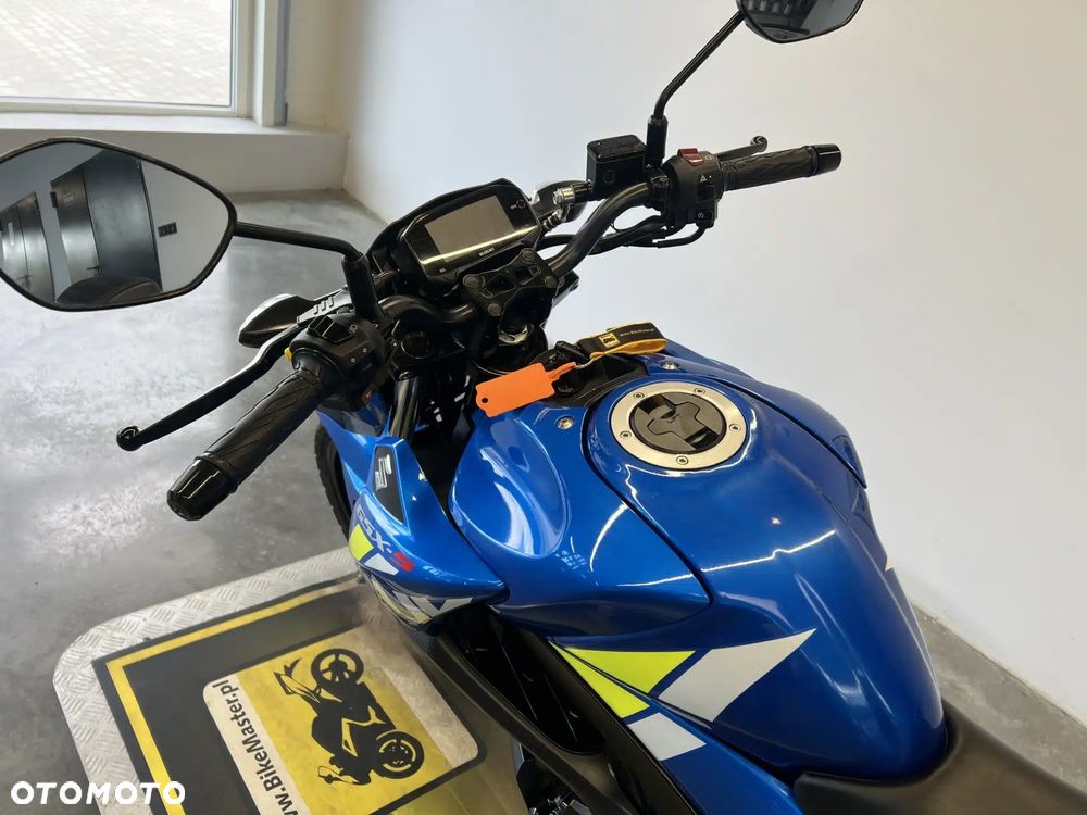 Suzuki GSX - 18
