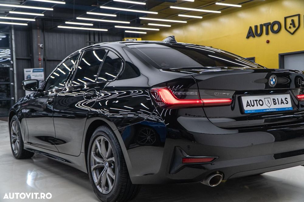 BMW Seria 3 318i Aut. Sport Line - 32