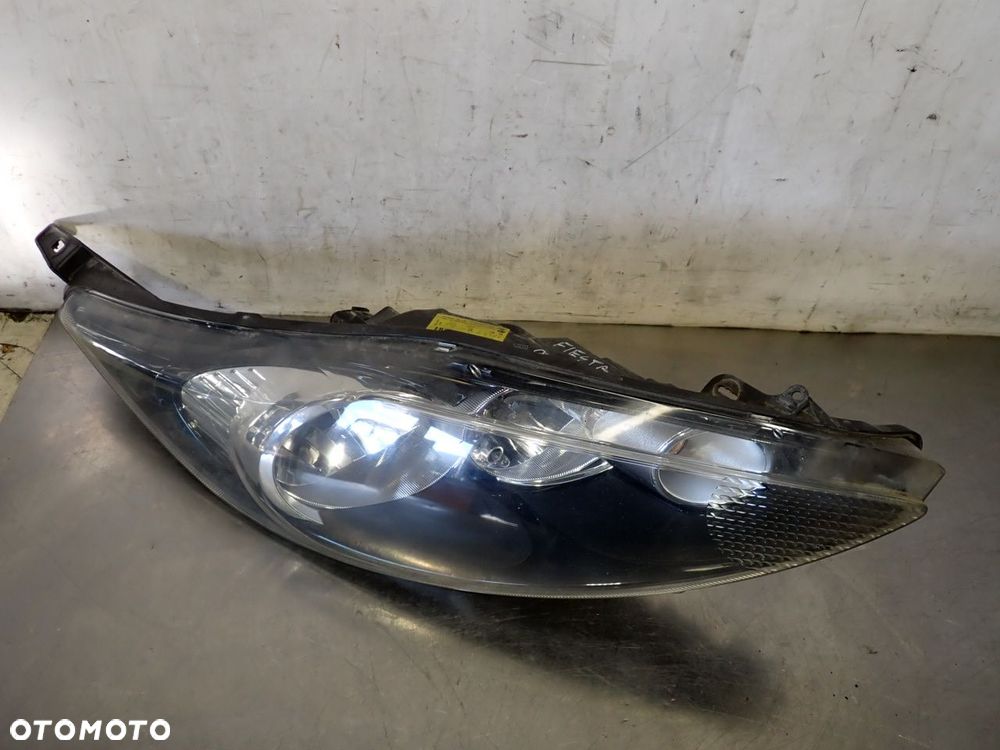 LAMPA PRAWA PRZEDNIA FORD FIESTA MK7 8A61-13W029-AJ - 2