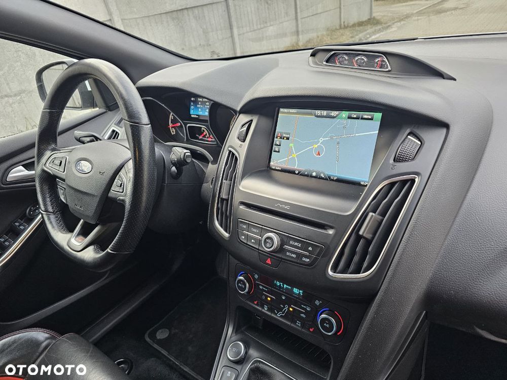 Ford Focus SW ST - 27