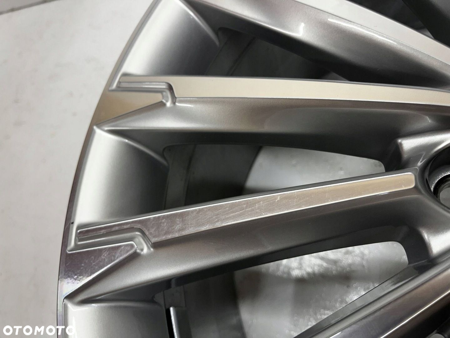 Skoda Octavia IV 4 2019 - 5E3601025 FELGA 7.5" x 19" 5x112 ET 48 - 4
