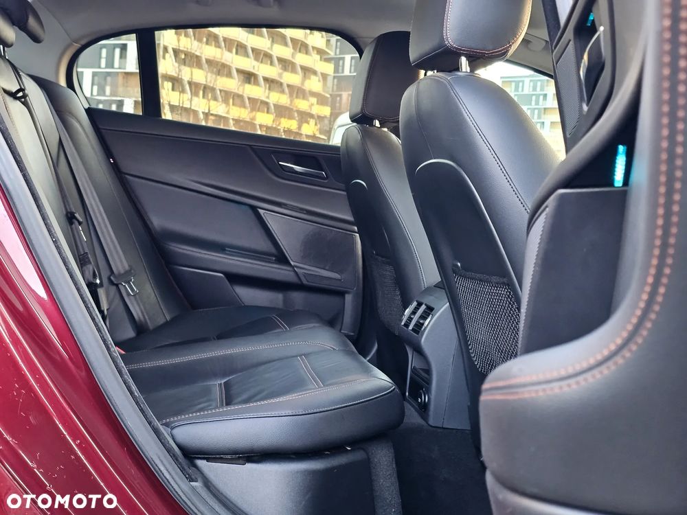 Jaguar XE 2.0 D Prestige - 28