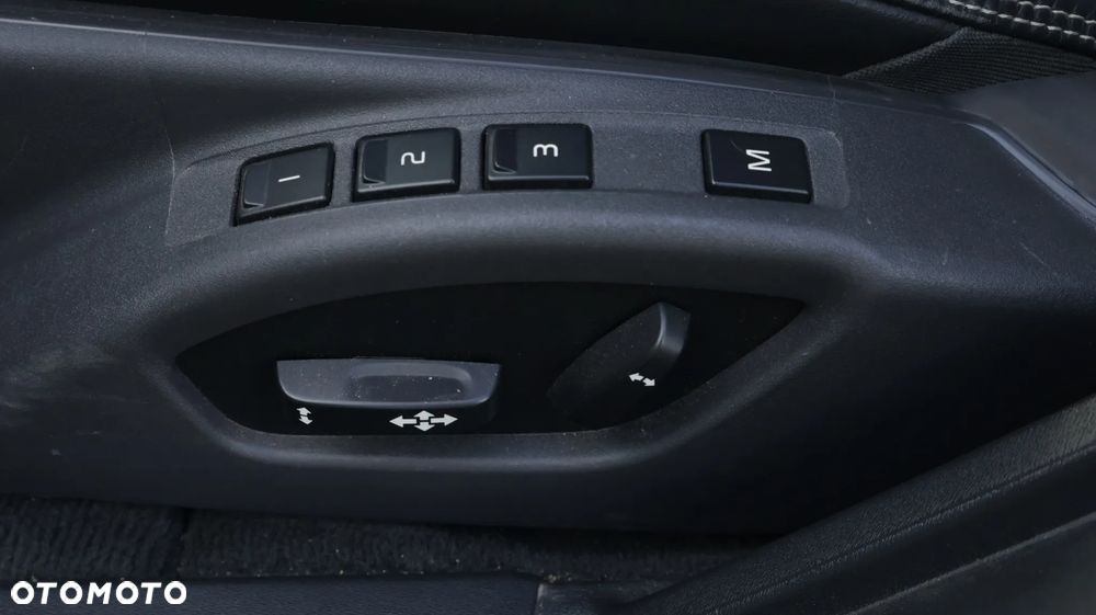 Volvo V60 D6 AWD Plug-in Hybrid R-Design Summum - 26