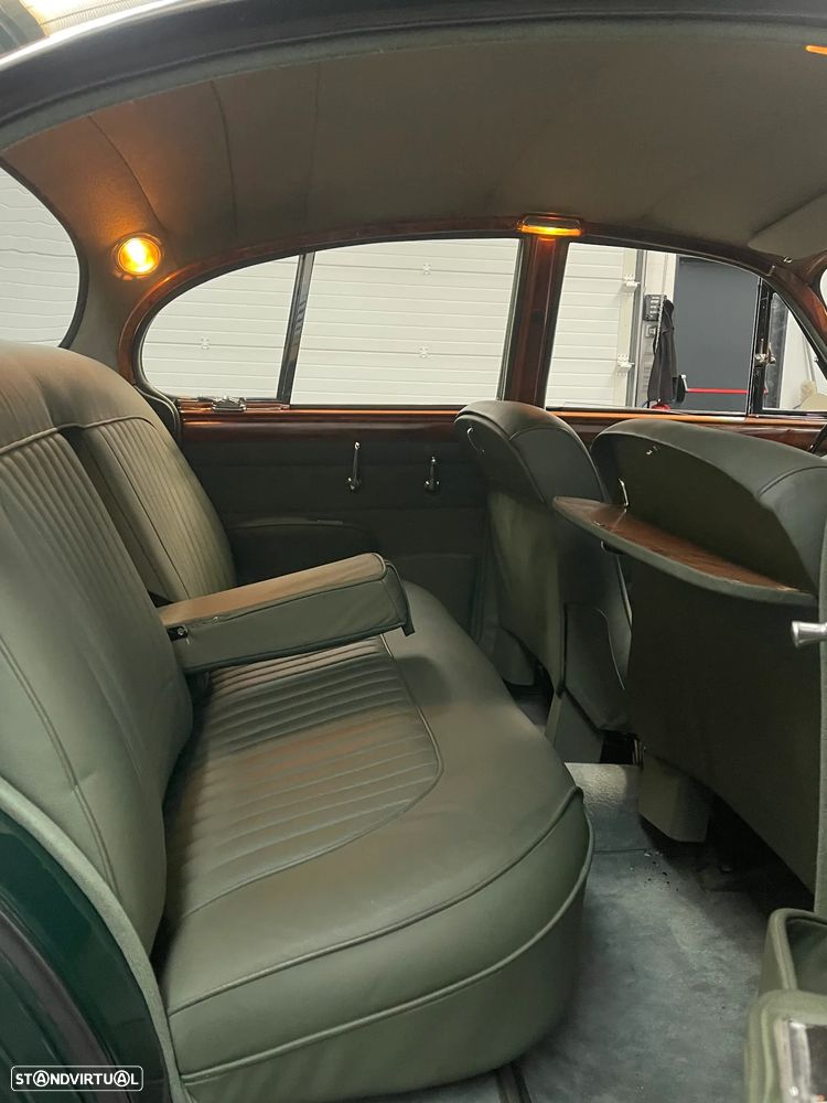 Jaguar MK II - 12