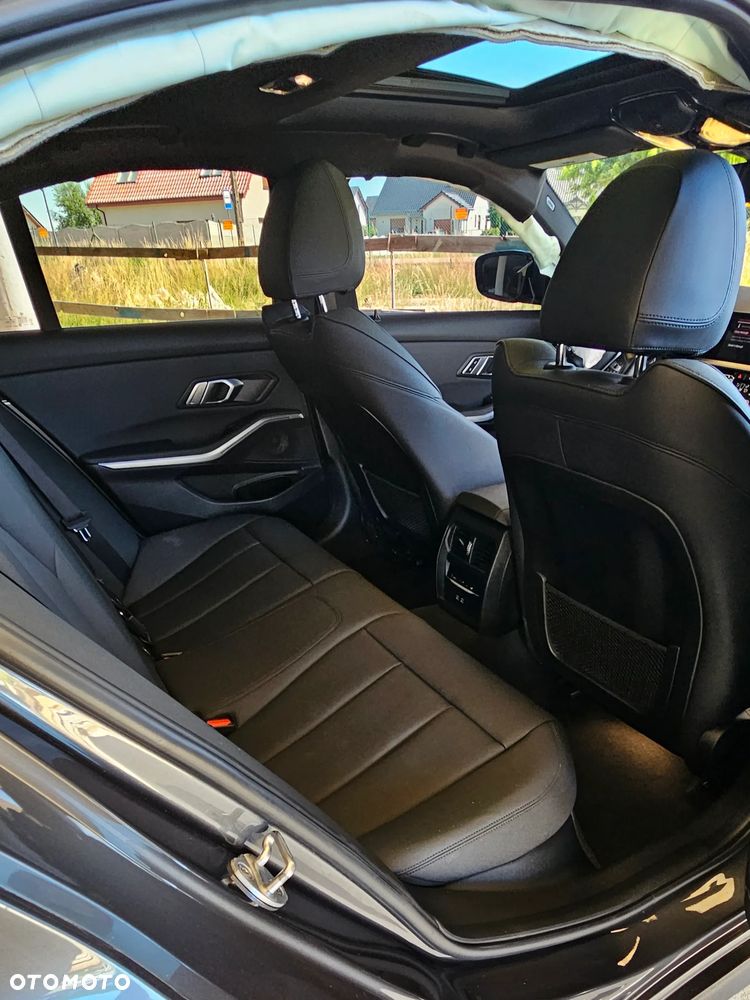 BMW Seria 3 330i xDrive Sport Line - 16