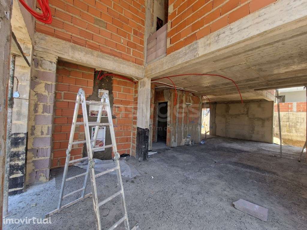 Moradia T4 geminada com piscina, sita na quinta da Madalena - Grande imagem: 5/17