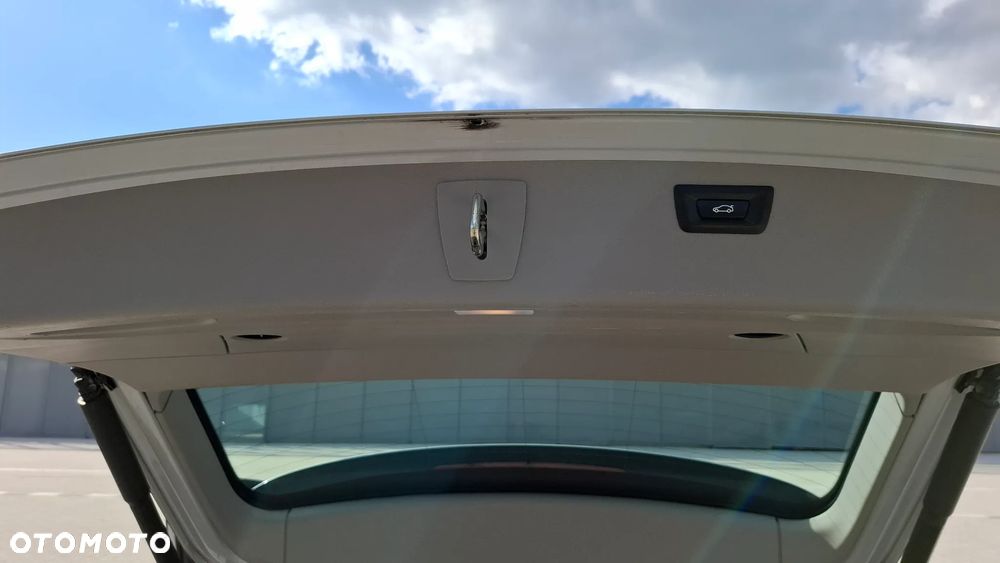 BMW Seria 3 318d Touring - 10