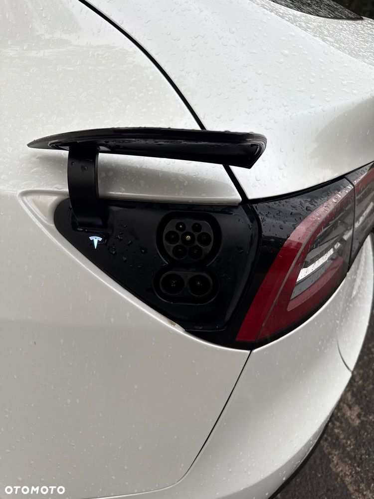 Tesla Model Y Long Range Dual Motor AWD - 29