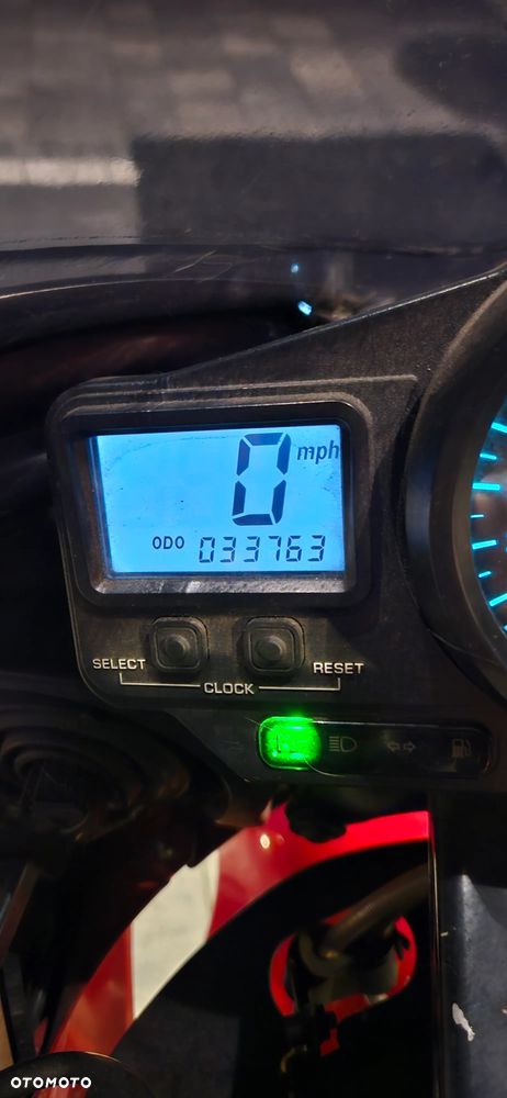 Yamaha R1 - 9