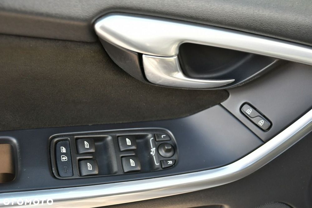Volvo XC 60 D4 Geartronic RDesign - 34
