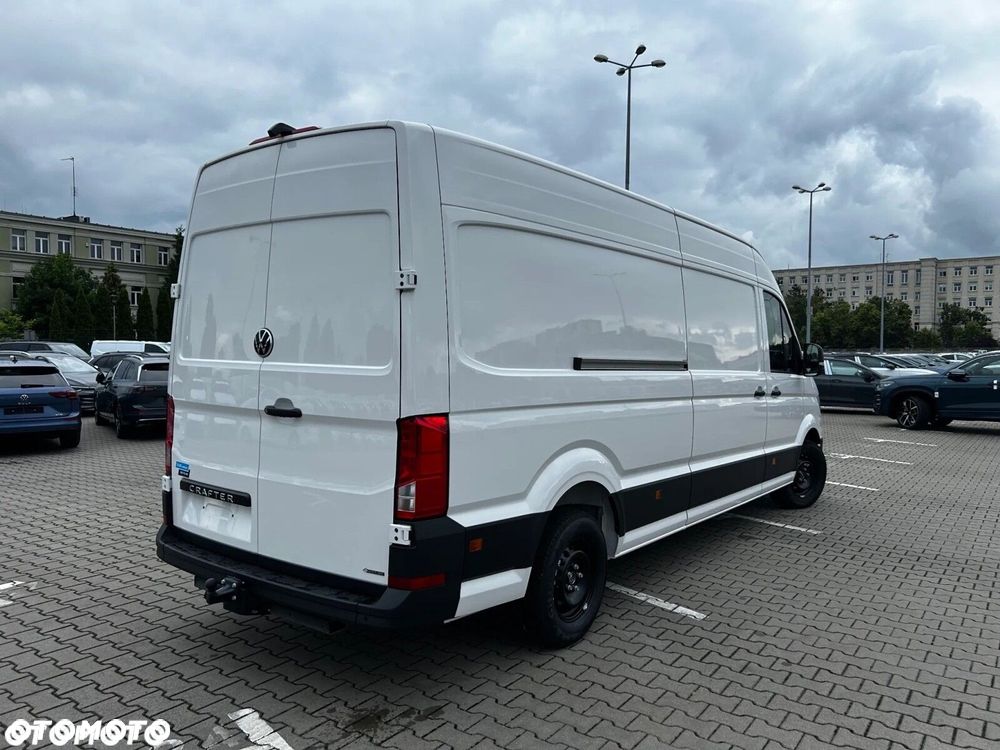 Volkswagen Crafter 35 Furgon z wysokim dachem silnik: 2,0 l EU6 SCR 177 KM / skrzynia biegów: 4MOTION automatyczna 8-biegowa rozstaw osi: 4490 mm - 5