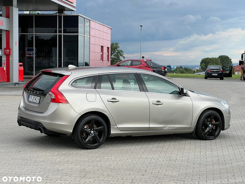 Volvo V60 D3 R-Design - 3