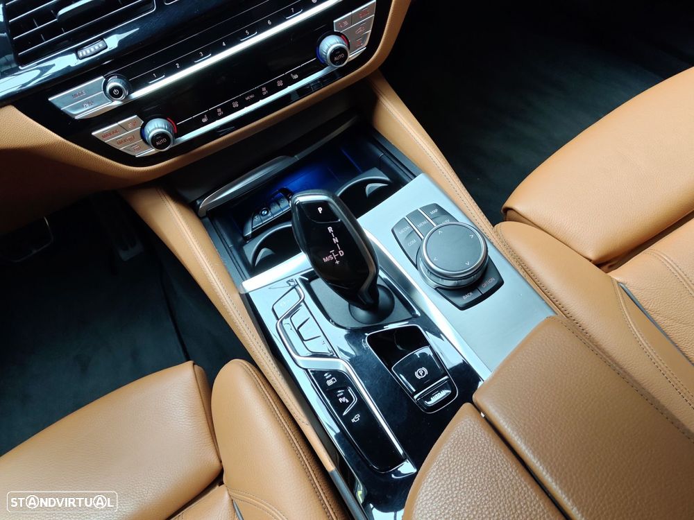 BMW 530 e Pack Desportivo M - 16
