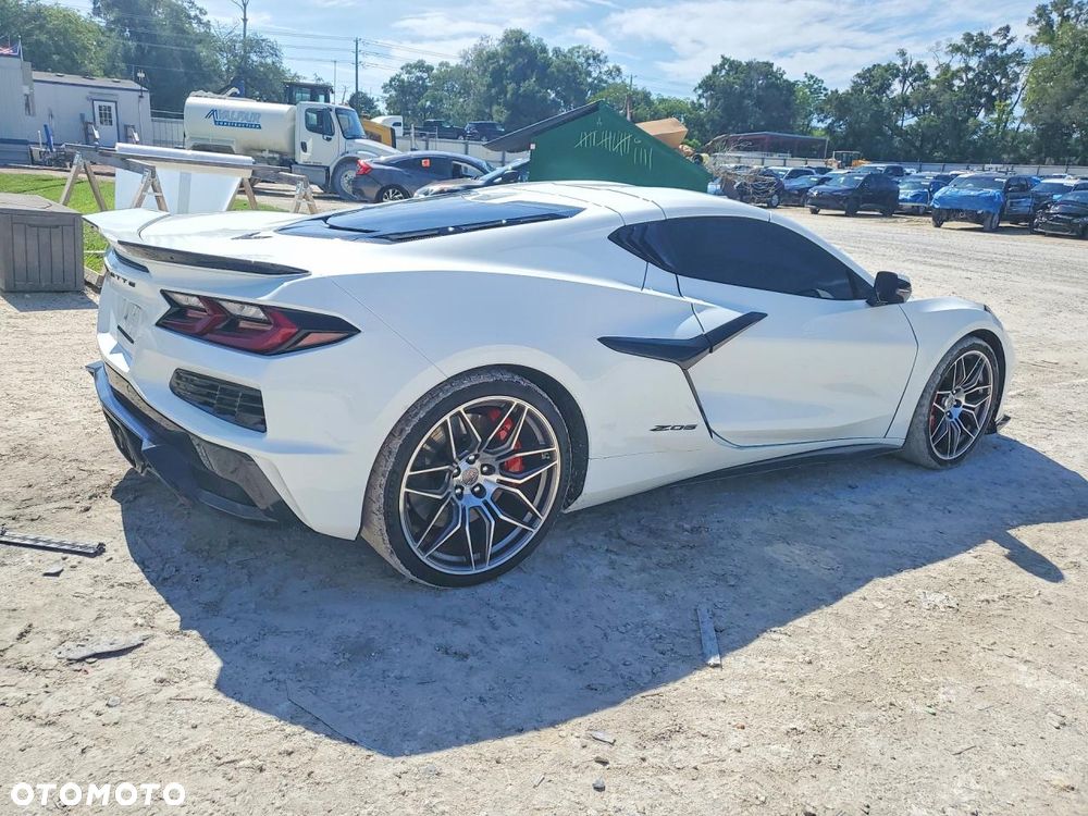 Chevrolet Corvette - 4