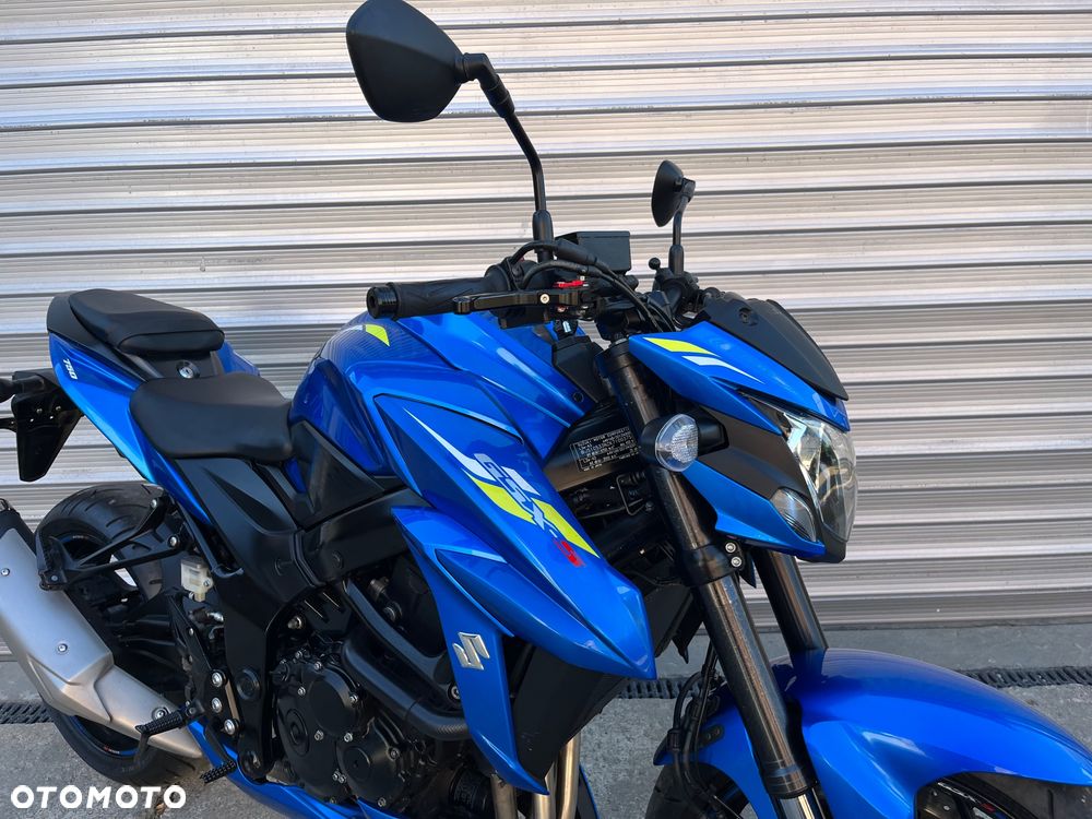 Suzuki GSX - 23