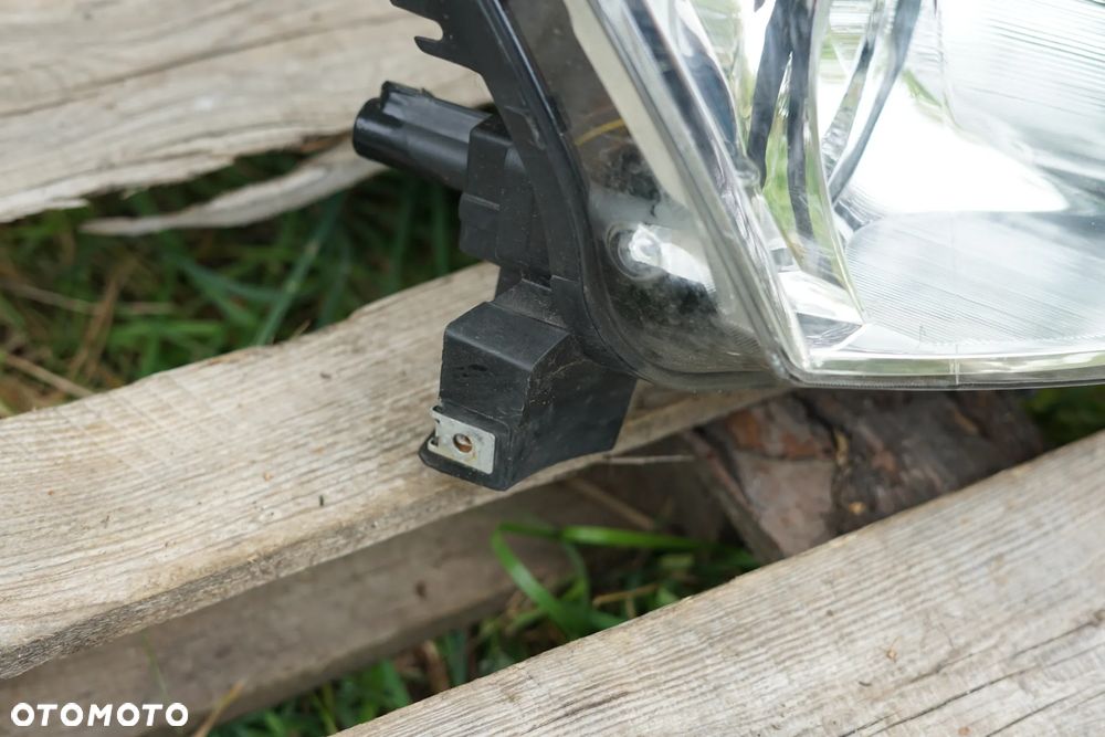 Lampa przód przednia prawa Nissan Qashqai I J10 Anglik - 2