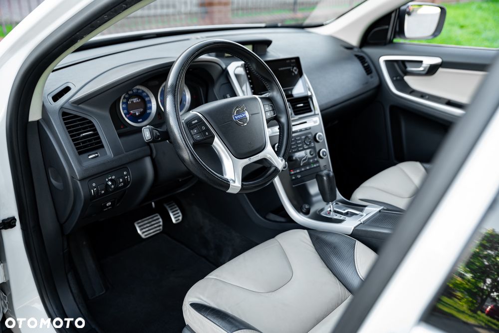 Volvo XC 60 D5 AWD Geartronic Momentum - 16