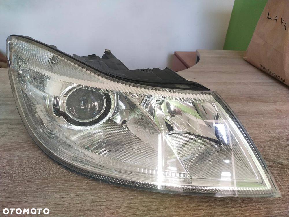 Skoda Octavia 2 LIFT FL Lampa Prawa Przód Bi-Xenon Skrętny - 1