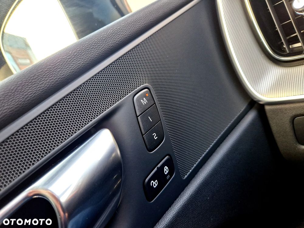 Volvo XC 60 B4 D Plus Dark - 15