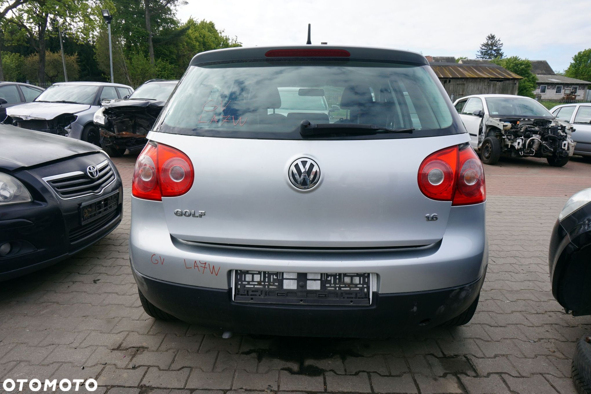 VOLKSWAGEN GOLF V 5D HB 2006 LA7W 1.6 8V BSE 102KM FVH SREBRNY na części - 4
