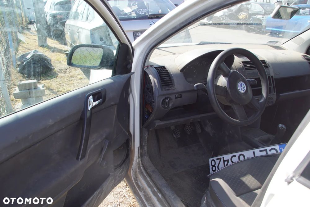 Auto na części - Volkswagen Polo IV 9N 1.2 54 KM AWY FSP LB9A 2002R Silnik Skrzynia Drzwi Maska Błotnik Zderzak Klapa Lampa Lusterko Klamka Szyba Deska Kokpit Sterownik Moduł Czujnik Licznik Panel Kierownica - 8