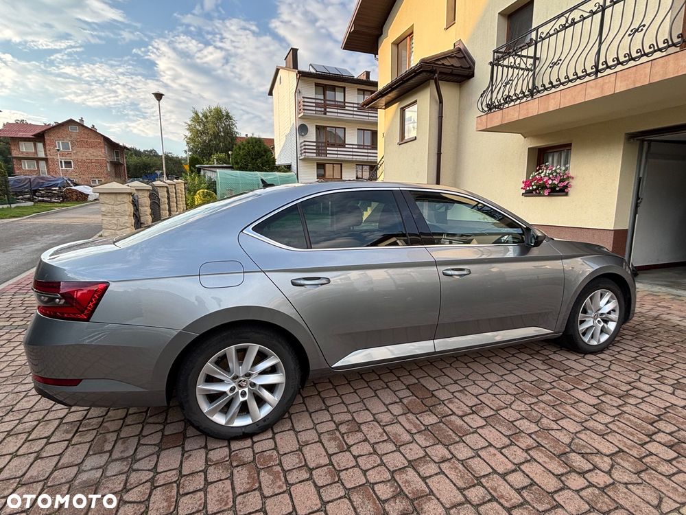 Skoda Superb 2.0 TDI SCR Style DSG - 4