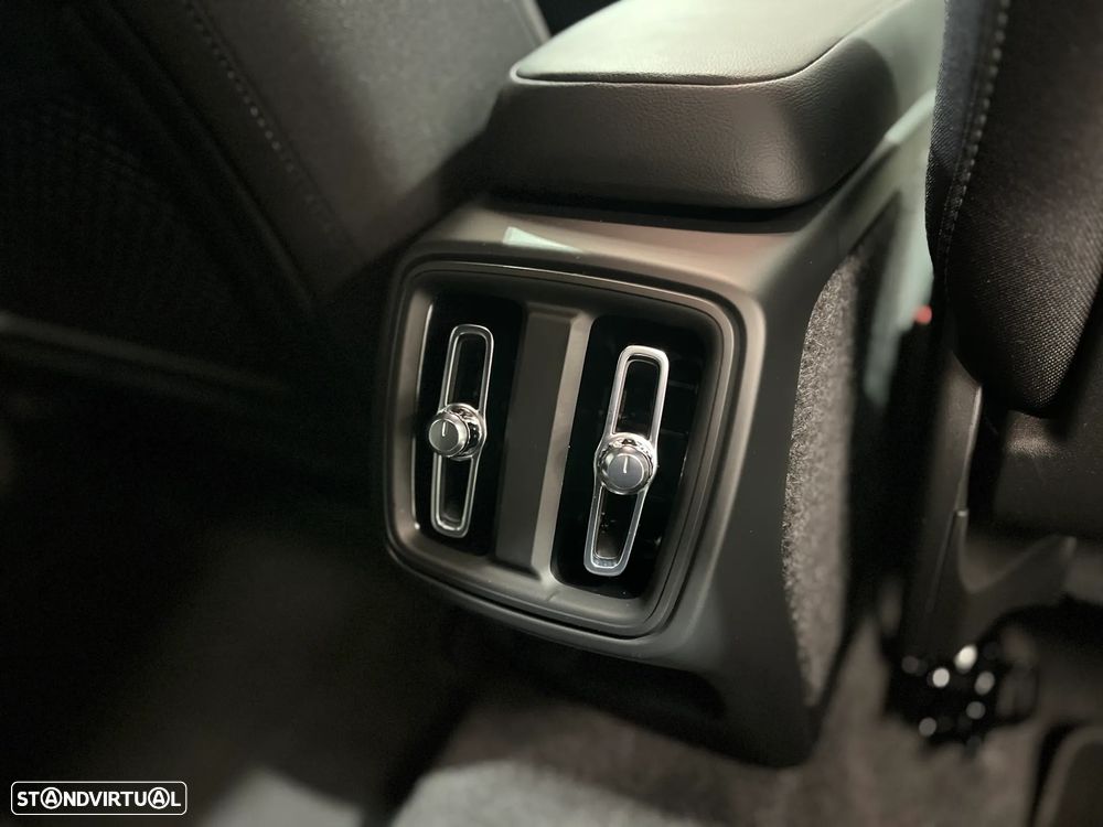 Volvo XC 40 2.0 B3 Black Edition - 19