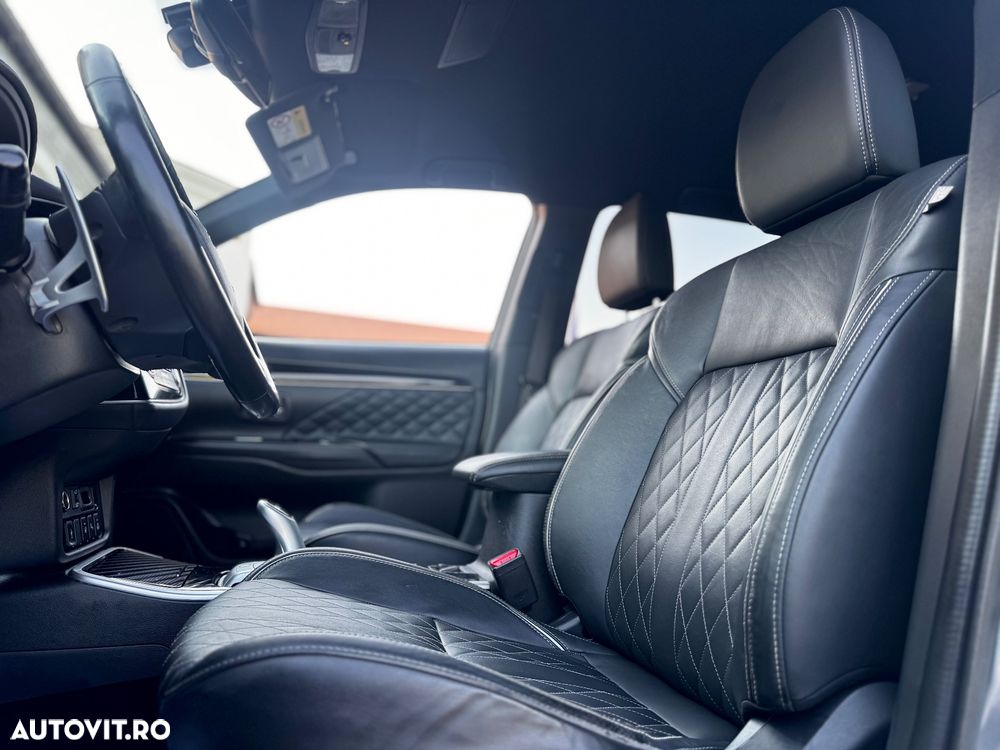 Mitsubishi Outlander 2.4 4WD Plug-In Hybrid Top - 17